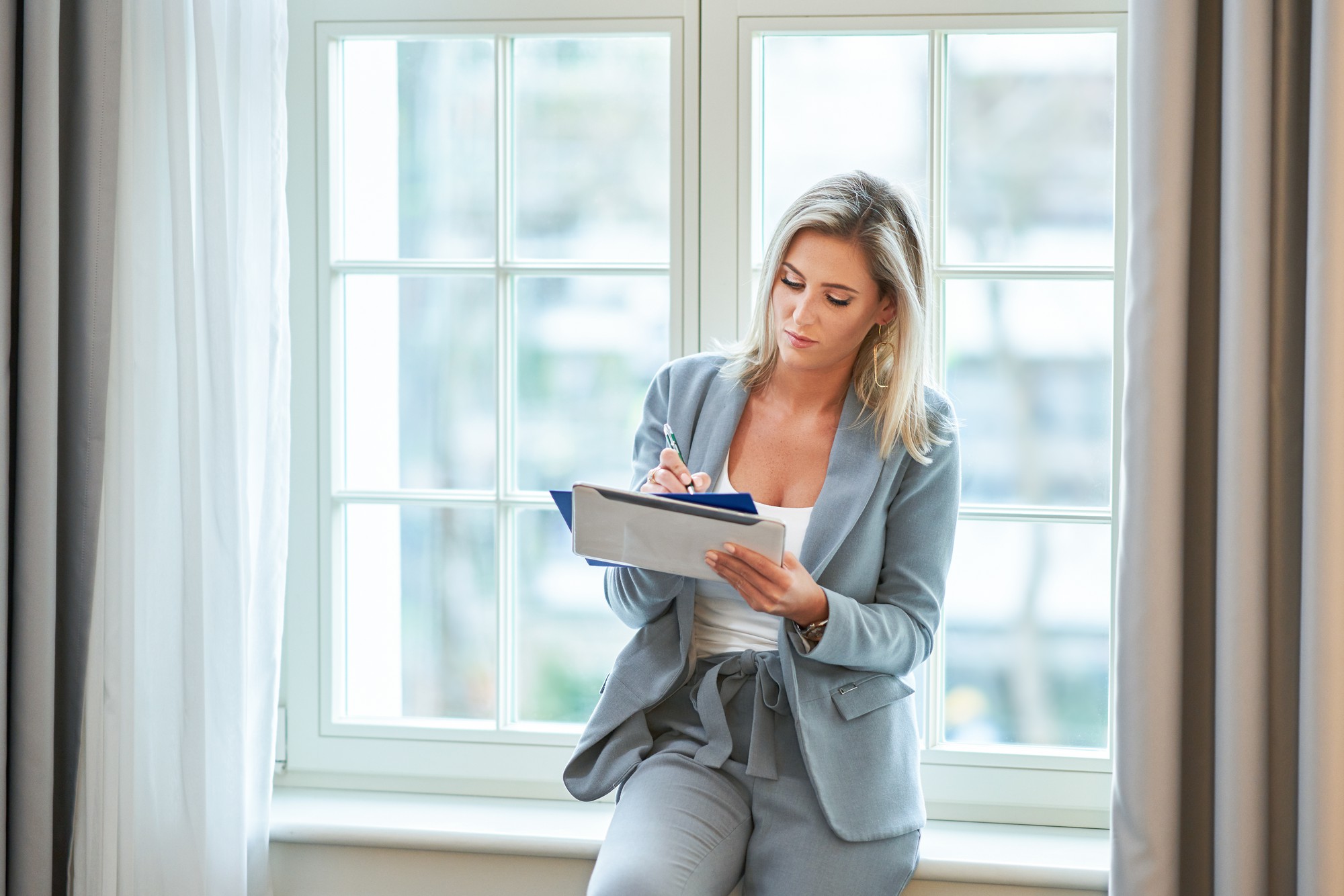 Beraterin am Fenster mit Notizen